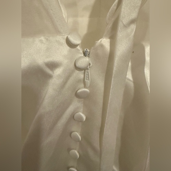 V neck satin wedding dress - Picture 9 of 14